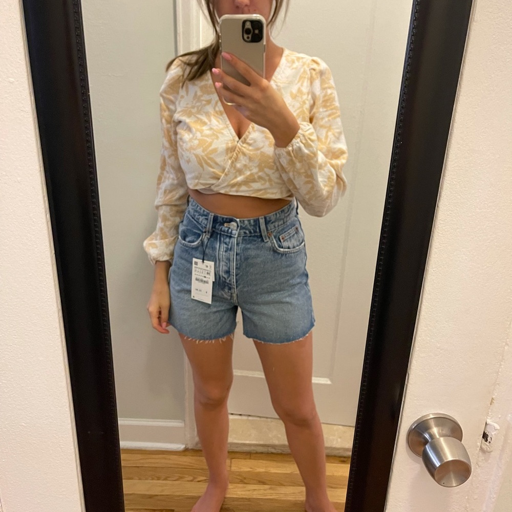 Zara split straight denim shorts. Blue. High-Rise. Size 36 (US 4). New with tag